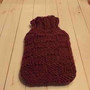 hot water bottle cozy cover chunky yarn basket weave wine raspberry hand knitted hottie