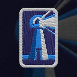 Puede incluir: Un parche bordado azul y blanco con un faro con rayos de luz que salen de la parte superior. El parche está rodeado por un borde blanco.