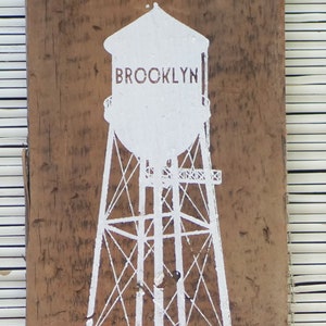 De Muur die van de Toren van het Water van Brooklyn op Teruggewonnen Schuurhout hangt
