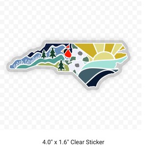 K&ouml;nnte beinhalten: Ein transparenter Aufkleber mit einer farbenfrohen Illustration des Bundesstaates North Carolina. Das Design umfasst Berge, einen Kardinal, Blumen, eine Sonne und die Worte "North Carolina". Der Aufkleber ist 4,0 Zoll mal 1,6 Zoll gro&szlig;.