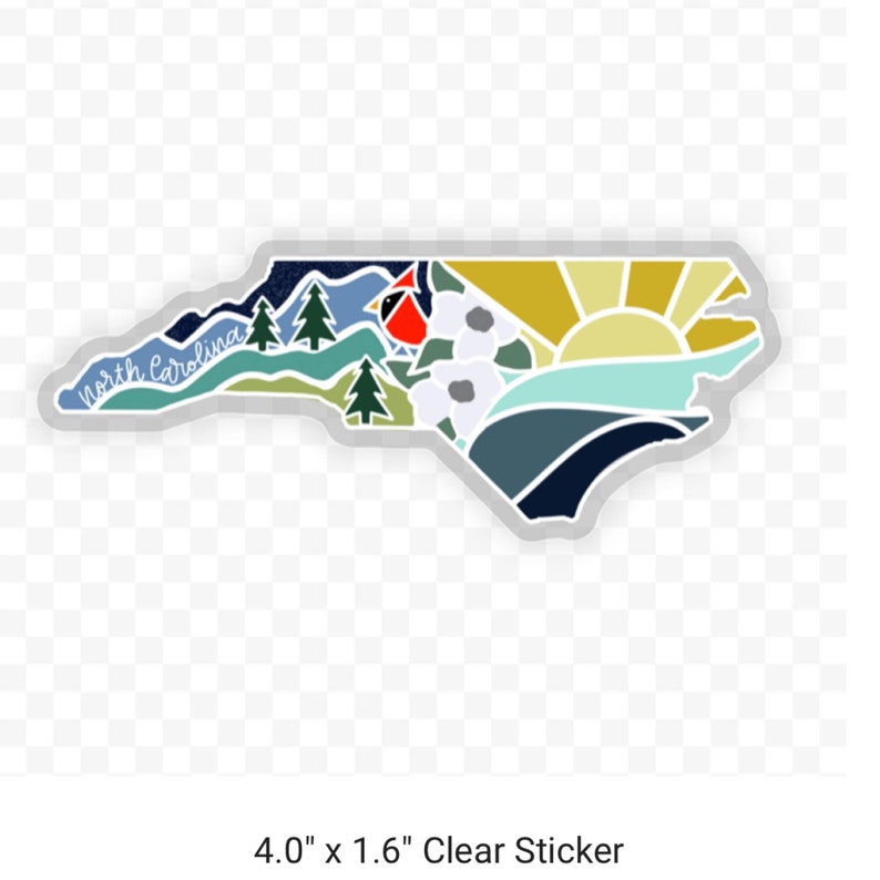 K&ouml;nnte beinhalten: Ein transparenter Aufkleber mit einer farbenfrohen Illustration des Bundesstaates North Carolina. Das Design umfasst Berge, einen Kardinal, Blumen, eine Sonne und die Worte "North Carolina". Der Aufkleber ist 4,0 Zoll mal 1,6 Zoll gro&szlig;.