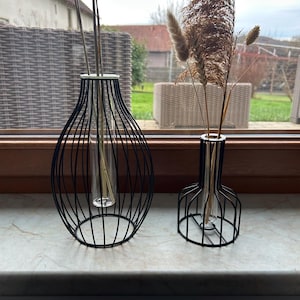 Wire vase made of metal in black in 2 different sizes as a beautiful decoration for the home, metal vase in a modern style.
