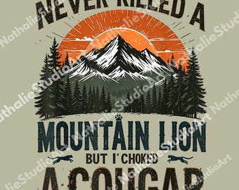 Peut inclure: Conception graphique avec une scène de montagne et le texte « NEVER KILLED A MOUNTAIN LION BUT I CHOKED A COUGAR ». Le design comprend un coucher de soleil, des pins et une empreinte de patte de couguar.