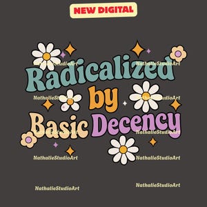 Peut inclure: Conception numérique sur fond gris foncé avec l'inscription "Radicalized by Basic Decency" dans une police rétro. Le design comprend des marguerites et des étoiles, ainsi que le texte "NEW DIGITAL".
