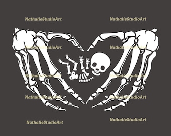Könnte beinhalten: Ein digitales Design mit einem weißen Skelett-Handherz mit einem Baby-Skelett im Inneren. Das Design enthält den Text "NEW DIGITAL" in einer gelben Box und den Text "NathalieStudioArt" in Weiß.