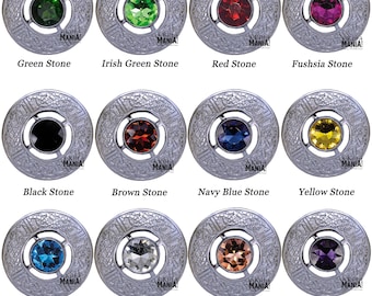 Puede incluir: Una colección de prendedores de kilt plateados con piedras de varios colores. Las piedras incluyen verde, rojo, negro, marrón, azul, amarillo, blanco, melocotón y morado. Cada prendedor tiene un diseño de nudo celta y el texto "Kilt Mania!"