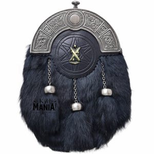Puede incluir: Un sporran de cuero negro con un cantle plateado con nudos celtas. El sporran tiene un cuerpo de piel, tres borlas plateadas y un emblema decorativo. El texto "Kilt MANIA!" es visible en la parte inferior izquierda.