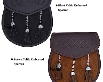 Könnte beinhalten: Zwei Celtic-geprägte Sporrans. Einer ist aus schwarzem Leder mit schwarzen Quasten und silbernen Ketten. Der andere ist aus braunem Leder mit braunem Fell und Quasten. Traditionelles schottisches Accessoire.
