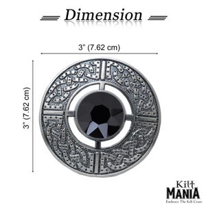 Puede incluir: Un broche redondo plateado con una piedra negra en el centro. El broche mide 7,62 cm de di&aacute;metro y presenta un intrincado dise&ntilde;o de nudo celta. La palabra "Dimension" est&aacute; en la parte superior de la imagen.