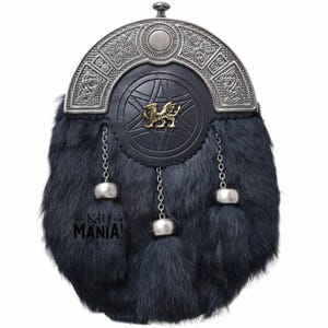 Puede incluir: Un sporran de kilt negro con un dise&ntilde;o celta plateado y un emblema de drag&oacute;n dorado. El sporran tiene un cuerpo de piel con tres borlas decorativas y detalles de cadena plateada. El texto "Kilt MANIA!" es visible.