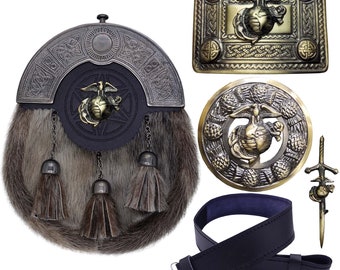 Puede incluir: Un conjunto de kilt con un sporran de piel marrón, un cinturón de cuero negro, una hebilla de cinturón dorada con el emblema del Cuerpo de Marines de los Estados Unidos, un broche de kilt dorado con el emblema del Cuerpo de Marines de los Estados Unidos y un broche de kilt dorado con una espada y el emblema del Cuerpo de Marines de los Estados Unidos.