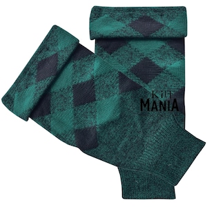 Może przedstawiać: Zielone i granatowe pończochy do kilta z wzorem w romby. Skarpetki mają wywinięty mankiet, a na boku widnieje napis "Kilt MANIA". Skarpetki wykonane są z dzianiny.