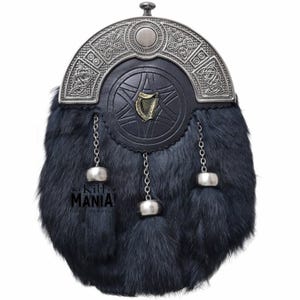 Puede incluir: Un sporran de piel negra con una parte superior de metal plateado con nudos celtas y un emblema central. El sporran tiene una parte delantera de cuero negro con un emblema de arpa dorada y tres borlas colgantes.