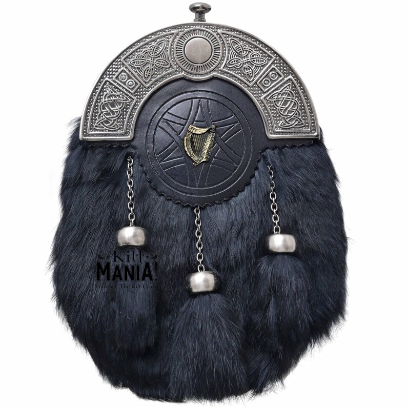 Puede incluir: Un sporran de piel negra con una parte superior de metal plateado con nudos celtas y un emblema central. El sporran tiene una parte delantera de cuero negro con un emblema de arpa dorada y tres borlas colgantes.
