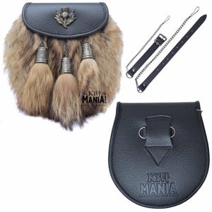 Puede incluir: Un sporran de cuero negro con frente de piel, borlas plateadas y un emblema decorativo de cardo. Incluye una cadena y una correa de cuero. El sporran tiene el texto "Kilt MANIA!" en la parte inferior.