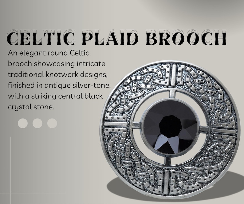 Puede incluir: Broche celta redonda de tono plateado antiguo con intrincados dise&ntilde;os de nudos y una llamativa piedra de cristal negra central. Un accesorio decorativo.