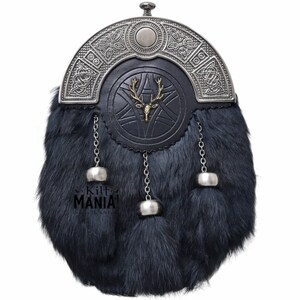 Puede incluir: Un sporran de piel negra con una parte superior de metal plateado y detalles decorativos. El sporran presenta una parte delantera de cuero negro con un emblema de ciervo dorado. Cadenas y borlas plateadas cuelgan de la parte inferior. El texto "Kilt Mania" es visible.