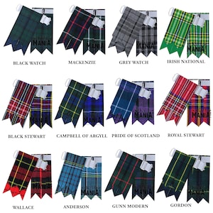 Peut inclure: Un ensemble de 12 différents éclairs de kilt, chacun avec un motif de tartan unique. Les éclairs sont en tissu et ont une sangle blanche avec une boucle. Les éclairs sont disposés en grille, chaque éclair étant étiqueté avec son nom.