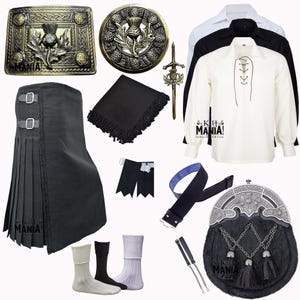 Könnte beinhalten: Ein traditionelles schottisches Kilt-Outfit mit einem schwarzen Kilt, einem weißen Hemd, einem schwarzen Sporran und schwarzen Socken. Das Outfit beinhaltet auch einen Kilt-Pin, einen Kilt-Gürtel und Kilt-Strümpfe.