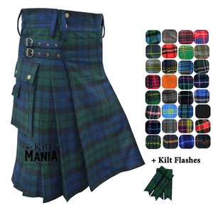 Op de afbeelding: Een blauwe en groene tartan kilt met een grote cargozak en verstelbare banden. De kilt is gemaakt van een geweven stof en heeft een geplisseerd ontwerp. De kilt wordt gecombineerd met bijpassende groene kilt flashes.