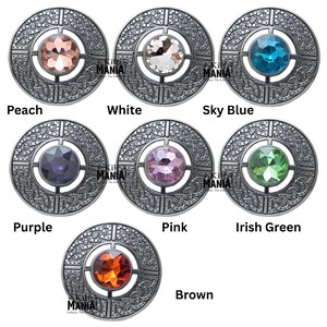 Puede incluir: Colecci&oacute;n de siete broches redondos con intrincados detalles met&aacute;licos plateados. Cada broche presenta una gran gema facetada de diferente color: melocot&oacute;n, blanco, azul cielo, morado, rosa, verde irland&eacute;s y marr&oacute;n. El texto "Kilt Mania" es visible.