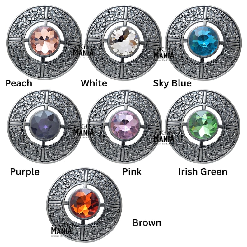 Puede incluir: Colecci&oacute;n de siete broches redondos con intrincados detalles met&aacute;licos plateados. Cada broche presenta una gran gema facetada de diferente color: melocot&oacute;n, blanco, azul cielo, morado, rosa, verde irland&eacute;s y marr&oacute;n. El texto "Kilt Mania" es visible.