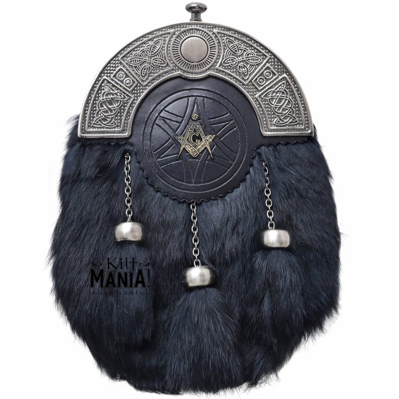 Puede incluir: Un sporran de piel negra con un cantle plateado con nudos celtas. La parte delantera de cuero tiene un s&iacute;mbolo mas&oacute;nico. Cadenas y borlas plateadas cuelgan de la parte inferior. El texto "Kilt MANIA!" es visible.