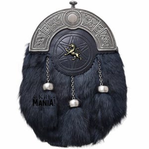 Puede incluir: Un sporran de piel negra con una parte superior de metal plateado y una parte delantera de cuero negro. La parte delantera presenta un emblema de le&oacute;n y dise&ntilde;os de nudos celtas. Cadenas y borlas plateadas cuelgan de la parte inferior. El texto "Kilt MANIA!" es visible.
