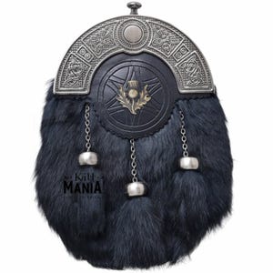 Puede incluir: Un sporran de cuero negro con un cantle plateado con nudos celtas. El sporran tiene un cuerpo de piel, un emblema de cardo y tres borlas plateadas colgando de cadenas. El texto "Kilt Mania" es visible en la parte inferior.