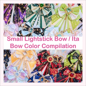 Peut inclure: Une collection de petits nœuds en tissu colorés avec des accents dorés. Les nœuds sont disposés de manière aléatoire et présentent une variété de motifs. Le texte "Small Lightstick Bow / Ita Bow Color Compilation" est affiché en rose en haut de l'image.