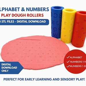 Puede incluir: Tres rodillos cilíndricos para plastilina en azul, amarillo y rojo, con patrones en relieve de letras y números. Un trozo de plastilina rosa aplanada muestra números impresos. El texto incluye ALPHABET & NUMBERS PLAY DOUGH ROLLERS, 3 STL FILES - DIGITAL DOWNLOAD y DIGITAL DOWNLOAD ONLY.