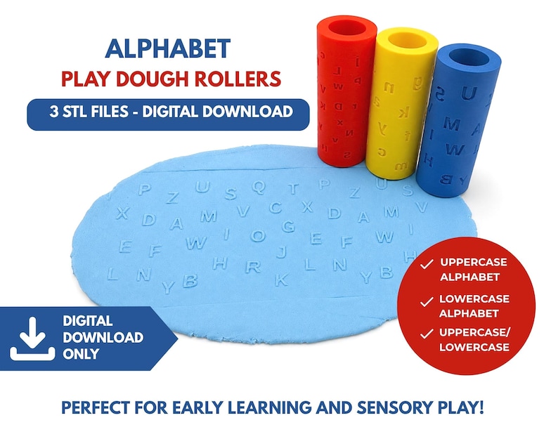 Op de afbeelding: Drie cilindrische kleirollers in rood, geel en blauw, elk voorzien van alfabetletters. Een plat, lichtblauw stuk klei toont afgedrukte letters. De tekst bevat ALPHABET PLAY DOUGH ROLLERS, 3 STL FILES - DIGITAL DOWNLOAD.