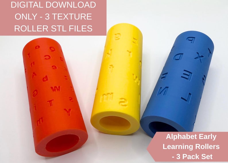 Op de afbeelding: Drie cilindrische textuurrollers in rood, geel en blauw, elk voorzien van in reli&euml;f aangebrachte alfabetletters op het oppervlak. De tekst DIGITAL DOWNLOAD ONLY - 3 TEXTURE ROLLER STL FILES en Alphabet Early Learning Rollers - 3 Pack Set is zichtbaar.