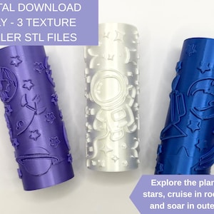 Könnte beinhalten: Drei zylindrische Texturwalzen mit Weltraum-Motiven, darunter ein Astronaut, Planeten, Sterne und Raketen. Die Walzen sind lila, weiß und blau. Text: DIGITAL DOWNLOAD ONLY - 3 TEXTURE ROLLER STL FILES.