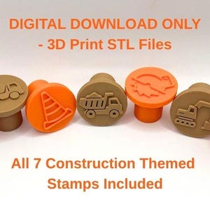 Puede incluir: Siete sellos circulares en colores naranja y beige, con iconos de construcción en relieve: destornillador, llave inglesa, cono, camión volquete, sierra, excavadora y casco. Texto: DIGITAL DOWNLOAD ONLY - 3D Print STL Files. All 7 Construction Themed Stamps Included.