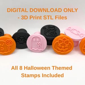 Op de afbeelding: Acht ronde Halloween-stempels in zwart, oranje en roze. De stempels hebben reliëfontwerpen van een spin, geest met lolly, vleermuis, geest met strik, kat met pompoen, pompoen, snoepje en maïssnoepje. Tekst: DIGITAL DOWNLOAD ONLY - 3D Print STL Files. All 8 Halloween Themed Stamps Included.