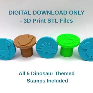 Op de afbeelding: Vijf ronde stempels met dinosaurus- en bladmotieven in blauw, bruin en groen. De tekst luidt: DIGITAL DOWNLOAD ONLY - 3D Print STL Files. All 5 Dinosaur Themed Stamps Included. Dit zijn fysieke weergaven van digitale bestanden.