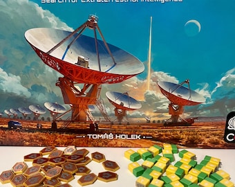 Könnte beinhalten: Das Brettspiel "SET" wird gezeigt, mit einem blauen Himmelshintergrund und großen Satellitenschüsseln. Der Titel und Untertitel des Spiels, "Search for Extraterrestrial Intelligence", sind sichtbar. Spielsteine umfassen braune und goldene sechseckige Kacheln, grüne und gelbe Blöcke und rosa Zylinder.