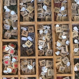 Amuletos para taças de vinho - Amuleto de letras de madeira Scrabble A-Z, em branco, coração único por GmaJanisew