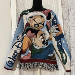 Puede incluir: Un juego de tres tazas de cerámica con acabado mate moteado. Las tazas son de color crema, gris claro y gris oscuro. Cada taza tiene un diseño simple y minimalista.