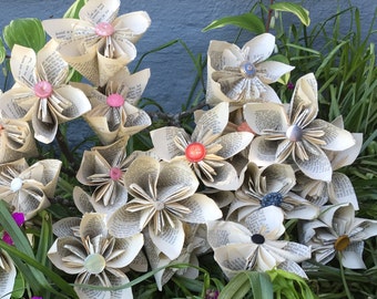Blumenpapier Origami - handgemachte antike weiße Buchseiten mit schwarzer Schrift, Aststengel, Knopf in der Mitte von GmaJanisew