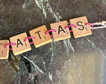 Pulseira feita com materiais reciclados: Nome personalizado feito com peças de madeira do Scrabble por GmaJanisew