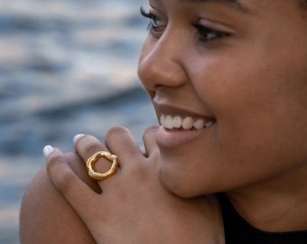 Vintage Kreis Motiv Ring mit aufwendig geschmolzener Textur Details in Gold. Elegant & wasserfest, perfekte Muster