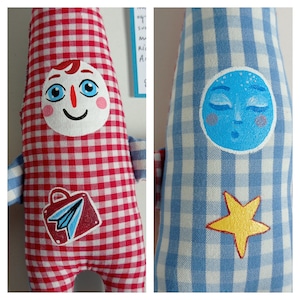 Felice : Pupazzo gnomo double face (sveglio/addormentato). Simboli valigia, stella, aereoplano di carta