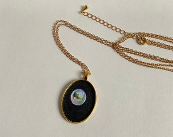 Attimo (bolla 01) : collana con catena lunga e ciondolo (color oro) con bolla dipinta a mano con acrilici e vernice trasparente.