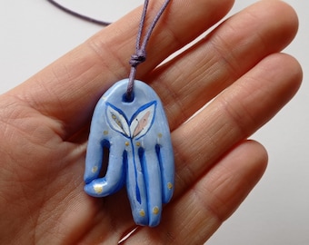 Collana con ciondolo blu a forma di mano (Gyan mudra) e fiore germoglio nel palmo, in porcellana fredda dipinta a mano.