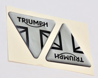 2 pegatinas TRIUM de 56 x 50 mm. Logotipo 3D abovedado.
