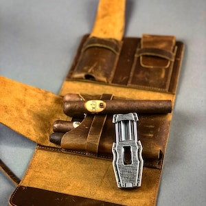 The Bandolier - Livre sur les cigares en cuir rustique | Conception à trois volets | Peut contenir 5 cigares, un coupe-cigare et un briquet | Inspiré des pochettes de munitions de la Seconde Guerre mondiale