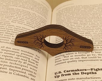 Soporte para libros con forma de pulgar: soporte de madera para leer con manos libres, ideal para libros de bolsillo, de tapa dura y para leer antes de dormir. Soporte para libros liviano