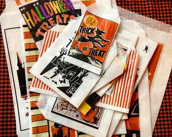 Ein Set von 17 handgefertigten Pergamin-Halloween-Tüten/-Tüten